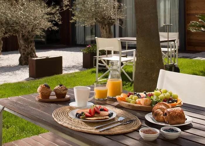 Miramar Oda ve Kahvaltı 5*